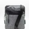 HMMSM2-P1123 Bandolera de la marca GUESS ACC Gris