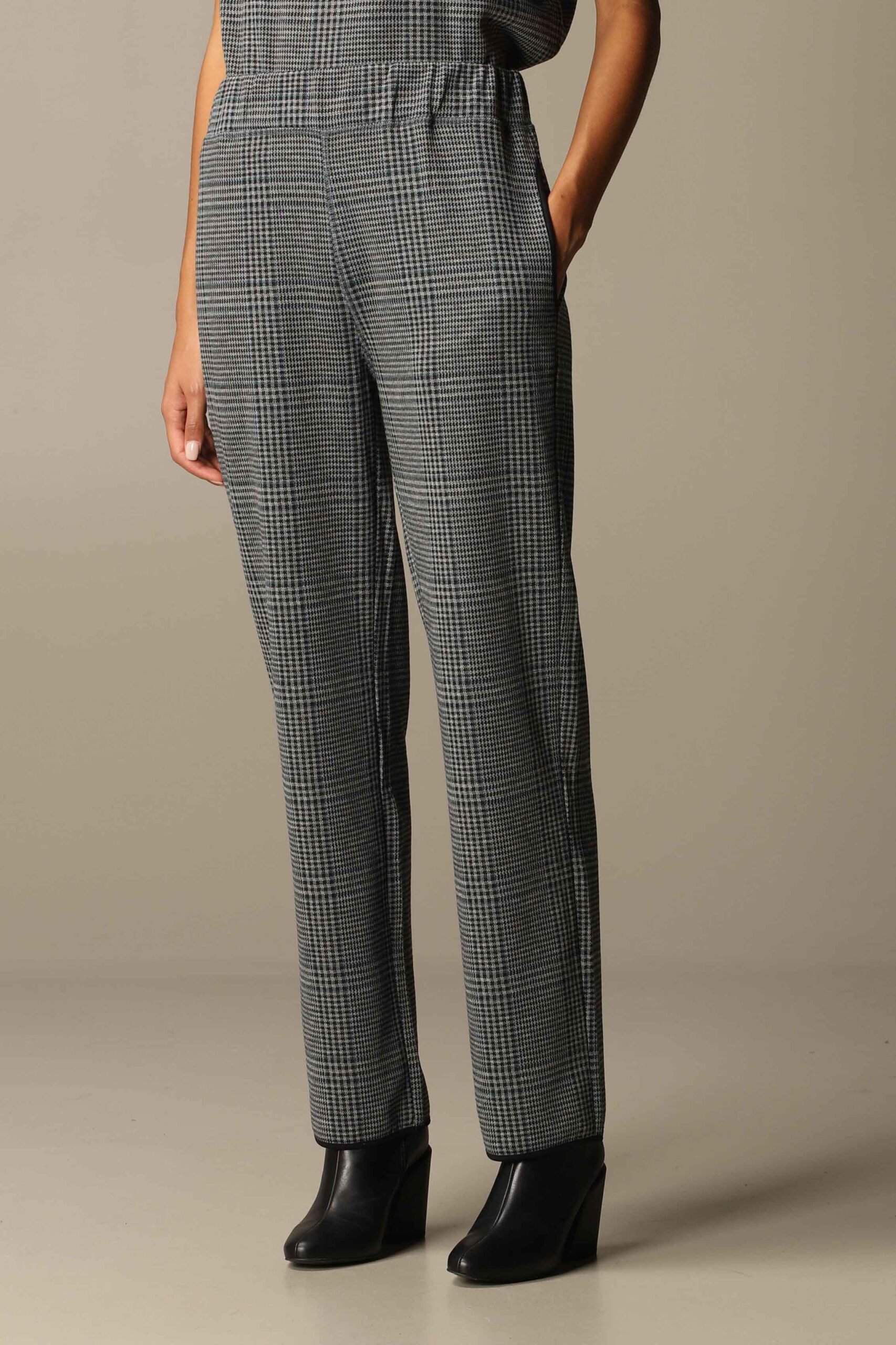 6H2P7A2J89Z2 Pantalón de la marca Emporio Armani Gris
