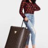 TWP745294802 Maleta de la marca GUESS ACC W Marron